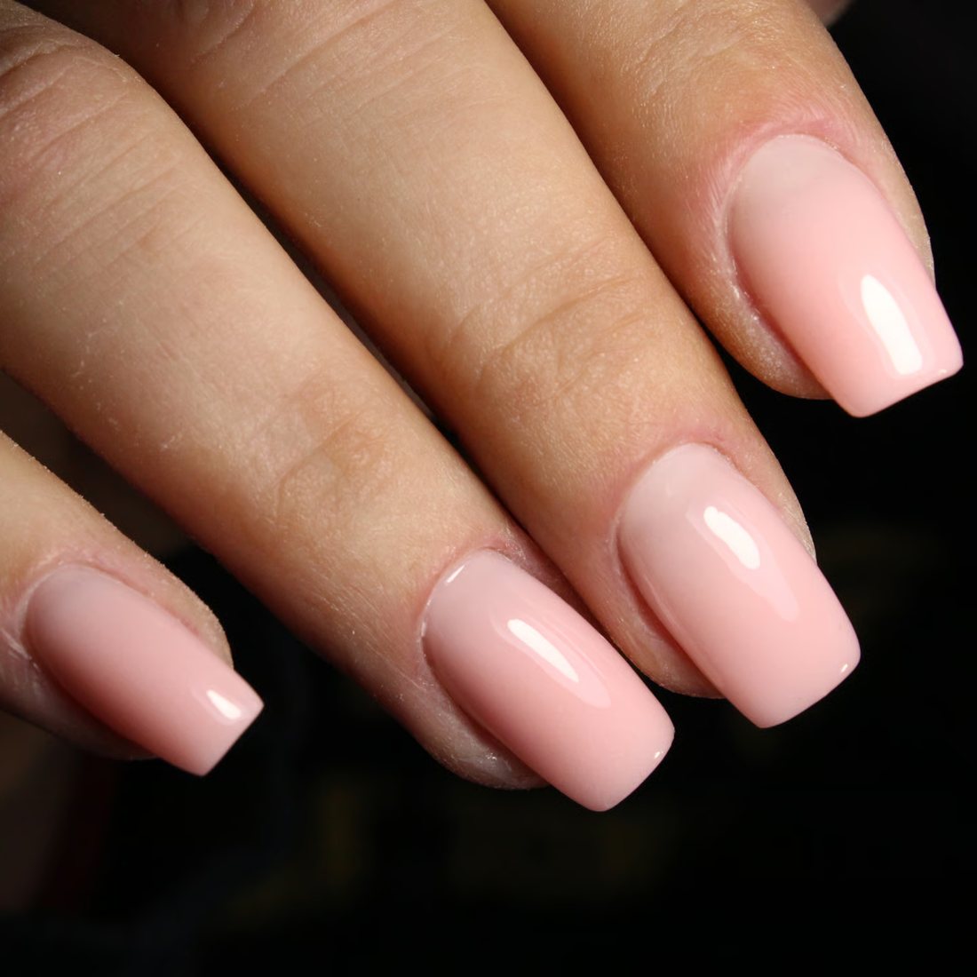 Pose de gel nude brillant réalisée par L'Éclat de Cassandre